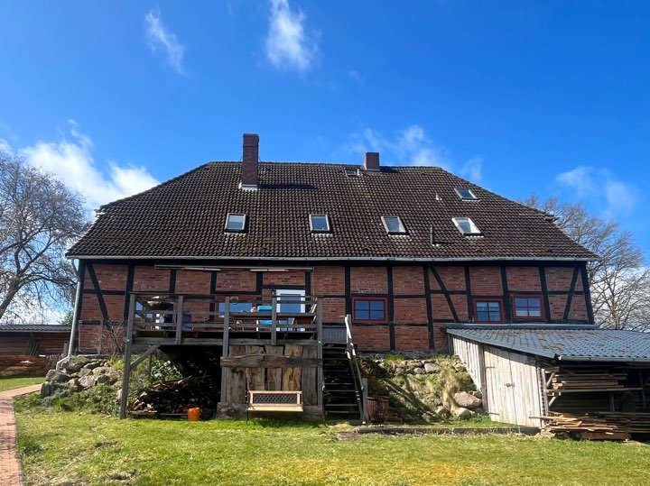 Das Fachwerkhaus mit Studio und Artist-Wohnung von außen