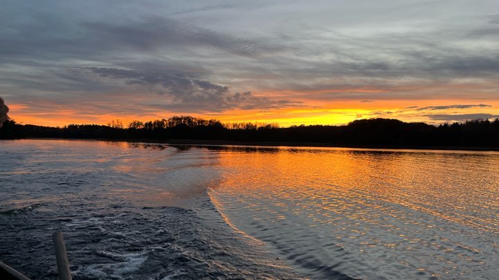 Sonnenuntergang vom Boot aus auf dem See