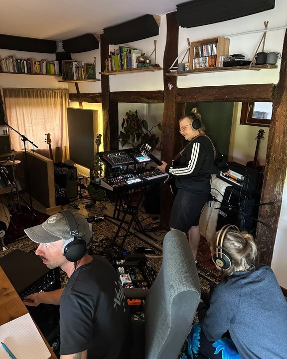 Band bei einer gemeinsamen Session im Studio