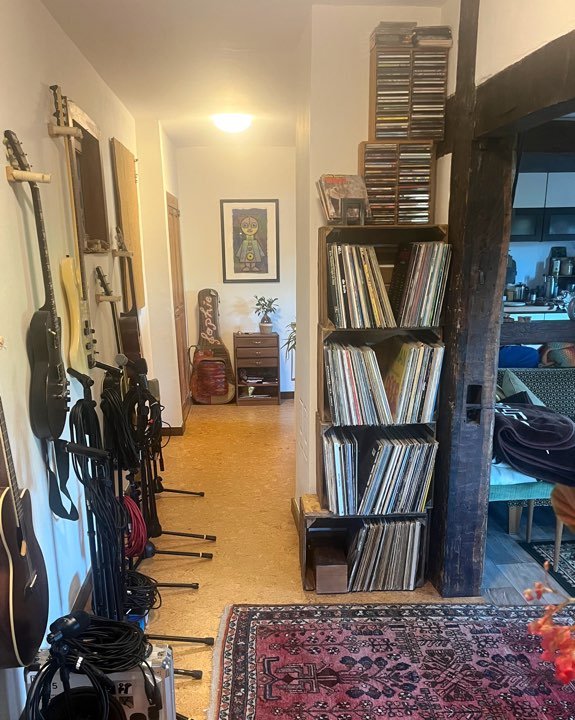 Gitarren und Plattenregal im Studio