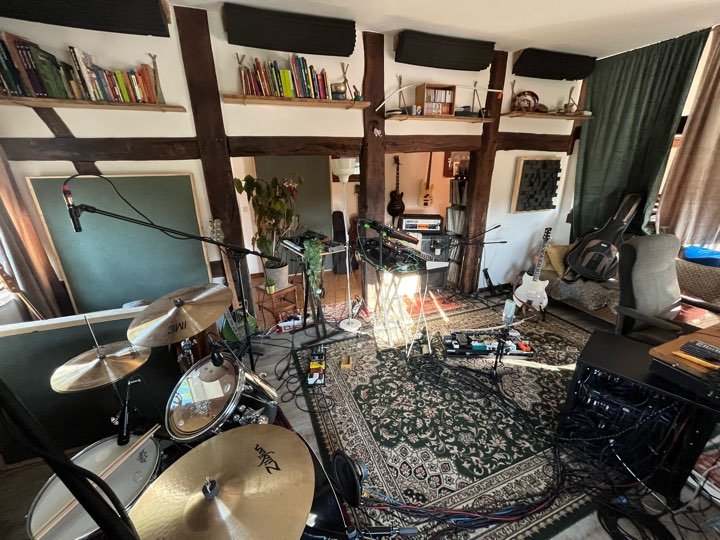 Mikrofone und Instrumente für eine Live-Aufnahme aufgebaut