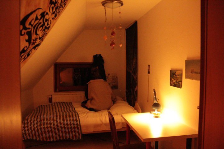 Schlafzimmer im warmen Licht der Schreibtischlampe