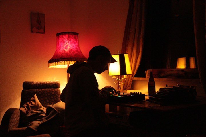 Silhouette am Mischpult im Licht roter und gelber Lampen