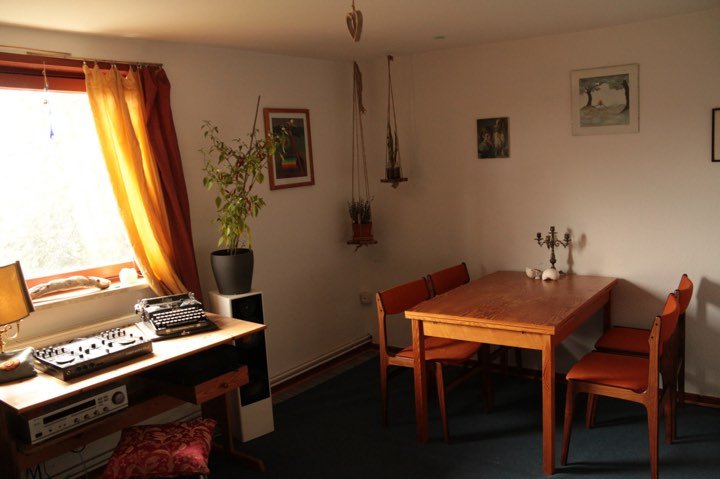 Aufenthaltsraum mit Esstisch, Schreibmaschine und DJ-Controller